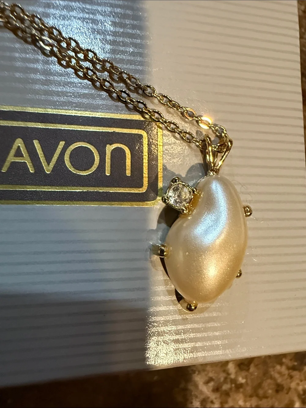 Avon Gold Tone Teardrop Pearl Pendant Necklace - Cream